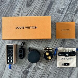 Louis Vuitton Horizon Light Up Earphones - Golden QAB220